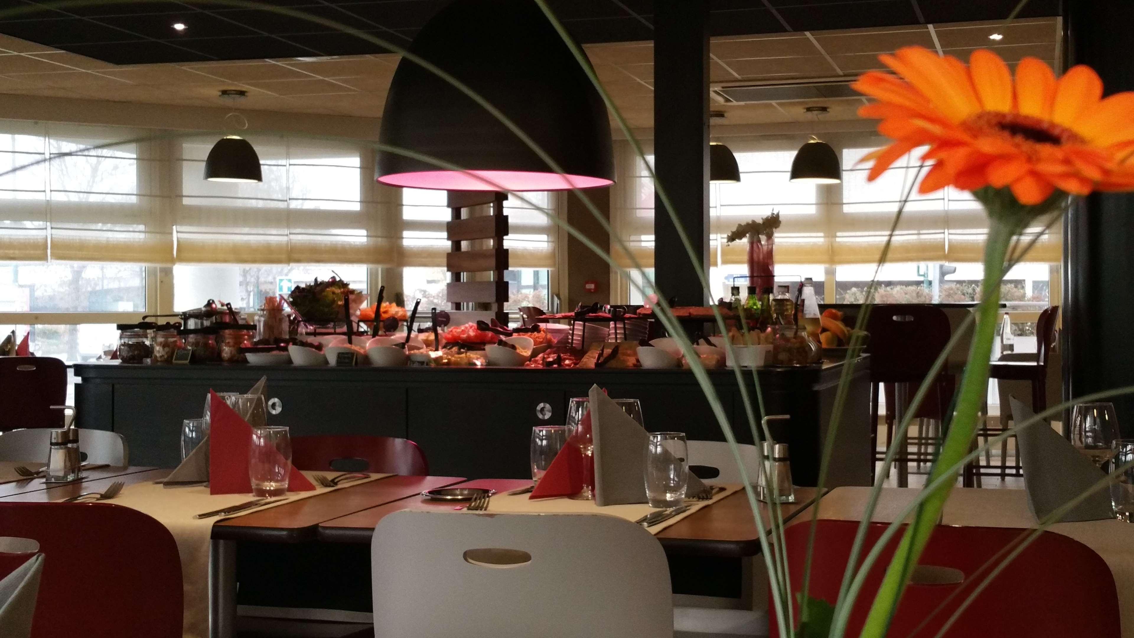 Campanile Reims Centre - Cathedrale Hotel Екстериор снимка